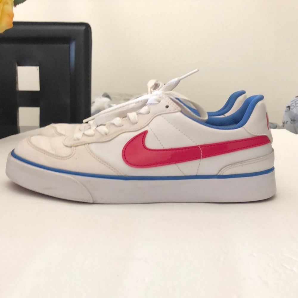 NIKE CASUAL RUNNING WALKING SNEAKERS WOMENS SIZE 8